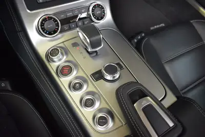 Mercedes-Benz SLS 63 AMG Speedshift — Cabriolet légendaire, état impeccable, 9'999 km — Miniature 27