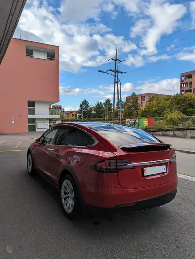 Tesla Model X 100 D Performance — SUV électrique 7 places, Full Autopilot inclus — fianco