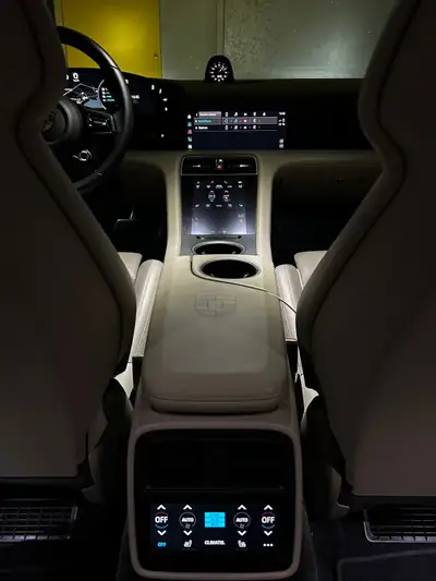 Porsche Taycan Turbo 2021 — Performance électrique 626 ch, très faible kilométrage — Heckansicht