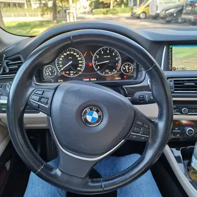 BMW 550i Touring Luxury Line — Break sportif 520 ch, seulement 147'000 km — tableau de bord