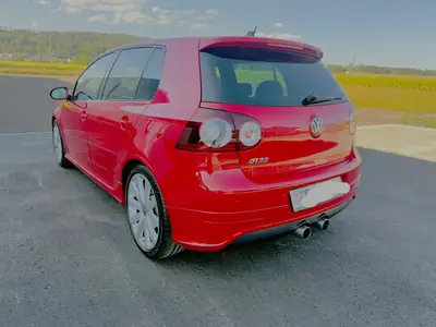 VW Golf R32 4Motion — Sportive 250 ch, transmission intégrale, design rouge métallisé — rear view