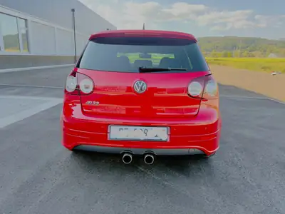 VW Golf R32 4Motion — Sportive 250 ch, transmission intégrale, design rouge métallisé — side view