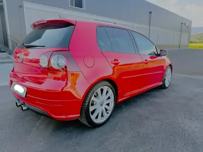 VW Golf R32 4Motion — Sportive 250 ch, transmission intégrale, design rouge métallisé — detail