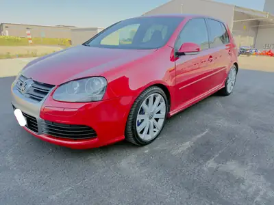 VW Golf R32 4Motion — Sportive 250 ch, transmission intégrale, design rouge métallisé — dashboard