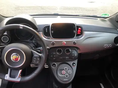 Fiat 595 Abarth Cabriolet — Sportivité turbo et style italien en version décapotable — tableau de bord