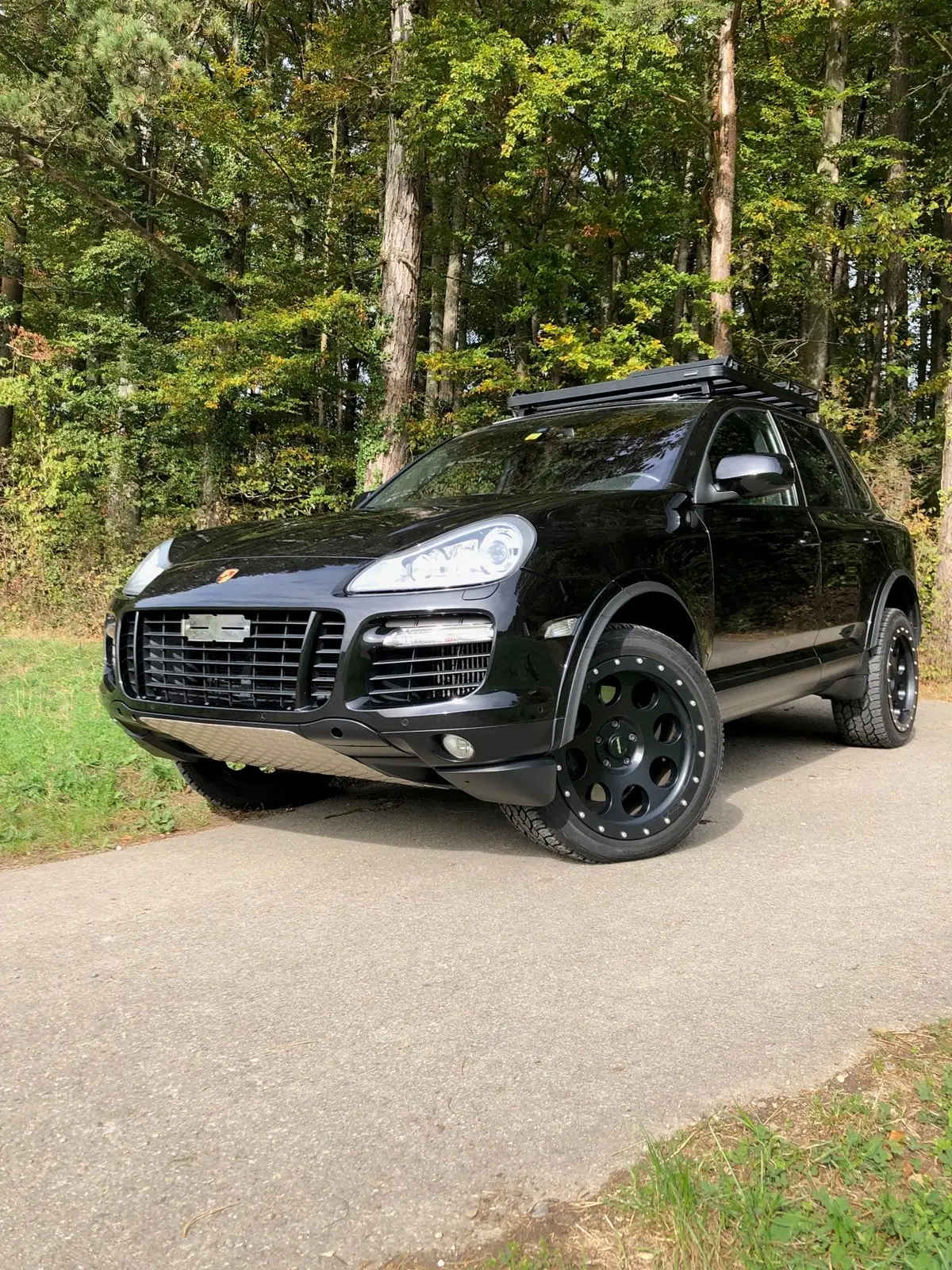 Porsche Cayenne Turbo 2008 — SUV sportif 500 ch, fraîchement révisé et prêt pour l'aventure — vue extérieure