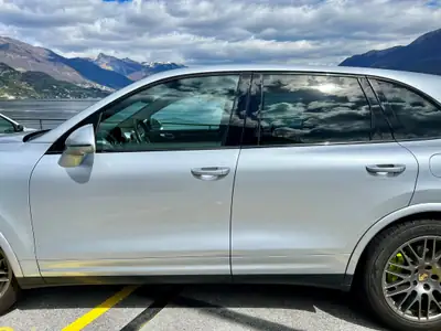 Porsche Cayenne S E-Hybrid Platinum Edition — SUV hybride rechargeable, 85'000 km seulement — fianco