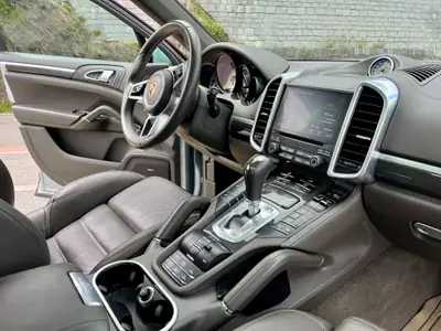 Porsche Cayenne S E-Hybrid Platinum Edition — SUV hybride rechargeable, 85'000 km seulement — interni