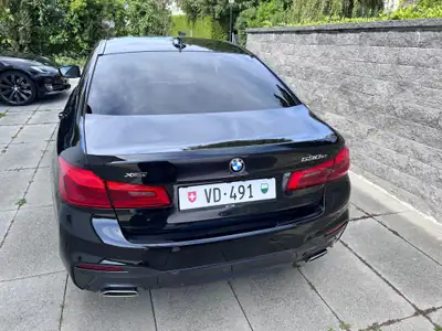 BMW 530e xDrive Pure M Sport — Hybride rechargeable, 104 500 km, garantie BMW — intérieur