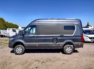 Mercedes-Benz Sprinter 907 4×4 Frankia Yucon — Camping-car premium 6 places, moteur diesel 190 ch — fianco