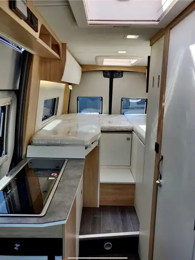 Mercedes-Benz Sprinter 907 4×4 Frankia Yucon — Camping-car premium 6 places, moteur diesel 190 ch — Miniatura 9