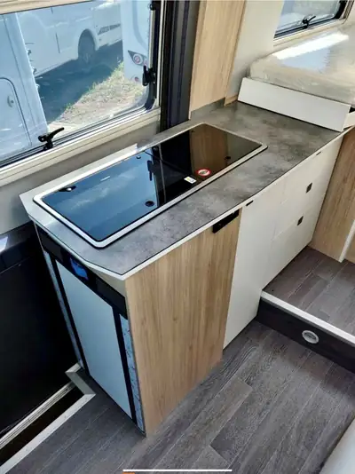 Mercedes-Benz Sprinter 907 4×4 Frankia Yucon — Camping-car premium 6 places, moteur diesel 190 ch — Miniatura 10
