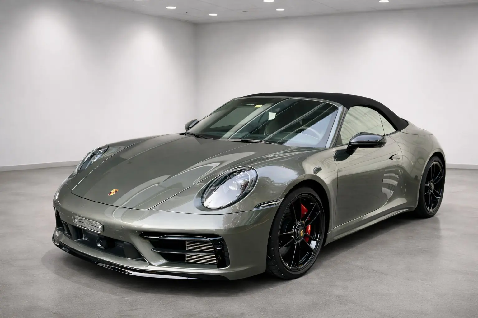 Porsche 911 Carrera 4 GTS Cabriolet — Décapotable sportive, 480 ch, état impeccable — vue extérieure