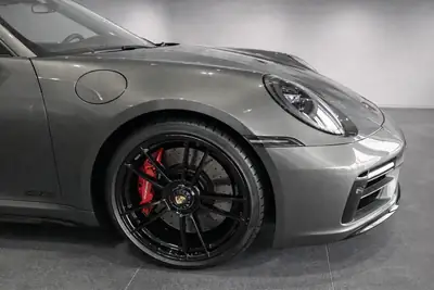 Porsche 911 Carrera 4 GTS Cabriolet — Décapotable sportive, 480 ch, état impeccable — intérieur