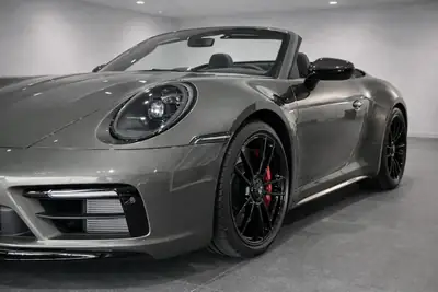 Porsche 911 Carrera 4 GTS Cabriolet — Décapotable sportive, 480 ch, état impeccable — tableau de bord