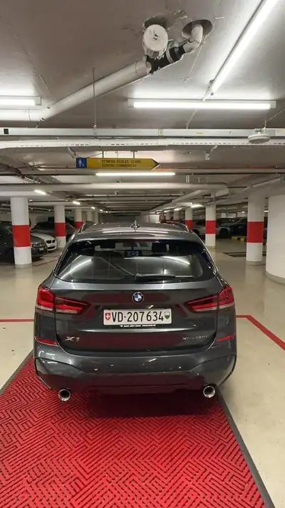 BMW X1 xDrive 20d M Sport — SUV compact diesel, faible kilométrage et équipement premium — fianco