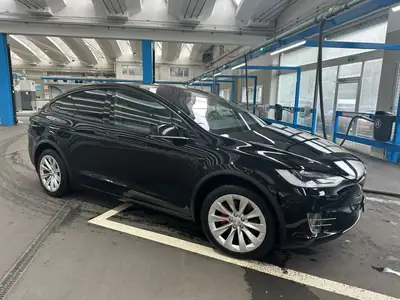 Tesla Model X Performance — SUV électrique haute performance, 75'000 km — vue extérieure