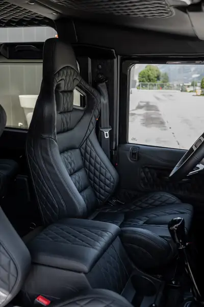 Land Rover Defender 90 2.2 TD4 — L'incontournable 4x4 britannique, signature Kahn Design — Heckansicht