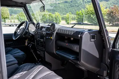 Land Rover Defender 90 2.2 TD4 — L'incontournable 4x4 britannique, signature Kahn Design — Seitenansicht