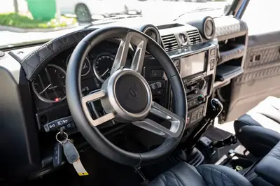 Land Rover Defender 90 2.2 TD4 — L'incontournable 4x4 britannique, signature Kahn Design — Innenraum