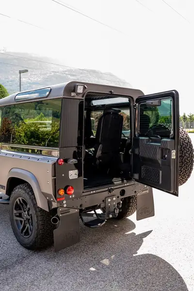 Land Rover Defender 90 2.2 TD4 — L'incontournable 4x4 britannique, signature Kahn Design — Armaturenbrett