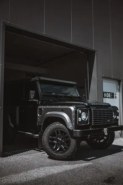 Land Rover Defender 90 2.2 TD4 — L'incontournable 4x4 britannique, signature Kahn Design — Miniatur 8