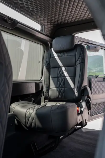 Land Rover Defender 90 2.2 TD4 — L'incontournable 4x4 britannique, signature Kahn Design — Miniatur 11