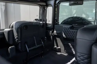 Land Rover Defender 90 2.2 TD4 — L'incontournable 4x4 britannique, signature Kahn Design — Miniatur 12