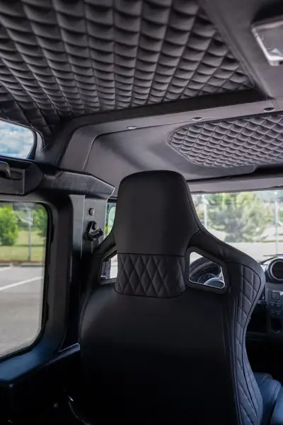 Land Rover Defender 90 2.2 TD4 — L'incontournable 4x4 britannique, signature Kahn Design — Miniatur 10