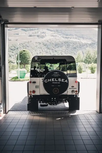 Land Rover Defender 90 2.2 TD4 — Légende du 4x4, ultra-fiable et signature Kahn Design — Heckansicht