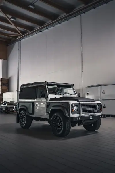 Land Rover Defender 90 2.2 TD4 — Légende du 4x4, ultra-fiable et signature Kahn Design — Seitenansicht