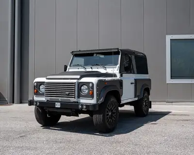Land Rover Defender 90 2.2 TD4 — Légende du 4x4, ultra-fiable et signature Kahn Design — Außenansicht