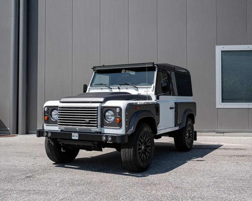 Land Rover Defender 90 2.2 TD4 — Légende du 4x4, ultra-fiable et signature Kahn Design