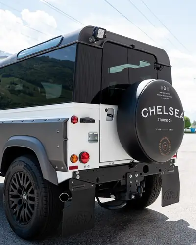 Land Rover Defender 90 2.2 TD4 — Légende du 4x4, ultra-fiable et signature Kahn Design — Armaturenbrett