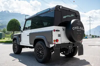 Land Rover Defender 90 2.2 TD4 — Légende du 4x4, ultra-fiable et signature Kahn Design — Innenraum