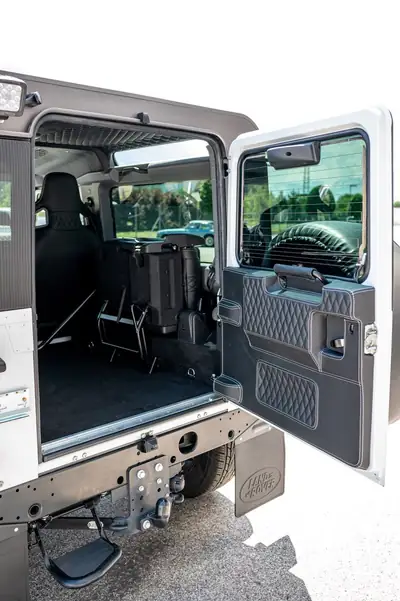 Land Rover Defender 90 2.2 TD4 — Légende du 4x4, ultra-fiable et signature Kahn Design — Miniatur 9