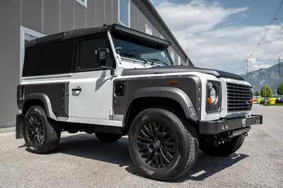 Land Rover Defender 90 2.2 TD4 — Légende du 4x4, ultra-fiable et signature Kahn Design — Miniatur 10