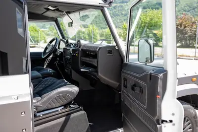 Land Rover Defender 90 2.2 TD4 — Légende du 4x4, ultra-fiable et signature Kahn Design — Miniatur 12