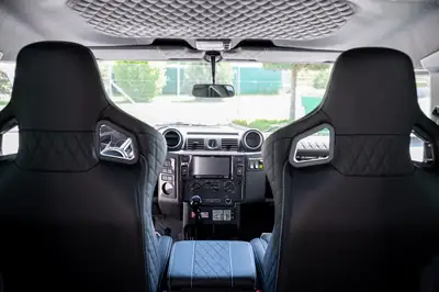 Land Rover Defender 90 2.2 TD4 — Légende du 4x4, ultra-fiable et signature Kahn Design — Miniatur 11