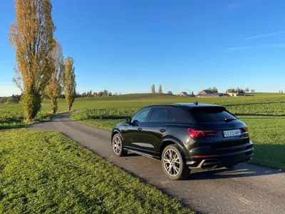 Audi Q3 35 TFSI S line — SUV compact premium, quasi neuf avec 4'700 km — rear view