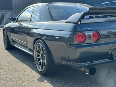 Nissan Skyline GTR R32 — Légende des années 90, propulsion intégrale et performance intemporelle — fianco