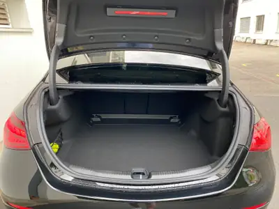 Mercedes-Benz C 220 d 4Matic Swiss Star — Berline premium diesel, à peine roulée — Miniatura 15