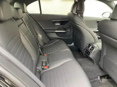 Mercedes-Benz C 220 d 4Matic Swiss Star — Berline premium diesel, à peine roulée — Miniatura 13