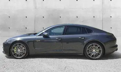 Porsche Panamera 4 E-Hybrid PDK — Berline sportive hybride rechargeable, 75'000 km — côté