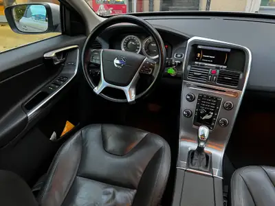 Volvo XC60 D5 AWD Momentum — SUV premium diesel, distribution neuve, entretien suivi — Miniature 9