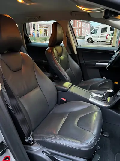 Volvo XC60 D5 AWD Momentum — SUV premium diesel, distribution neuve, entretien suivi — Miniature 11