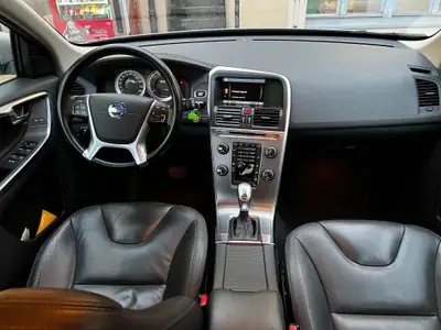 Volvo XC60 D5 AWD Momentum — SUV premium diesel, distribution neuve, entretien suivi — Miniature 12