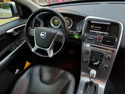 Volvo XC60 D5 AWD Momentum — SUV premium diesel, distribution neuve, entretien suivi — Miniature 14