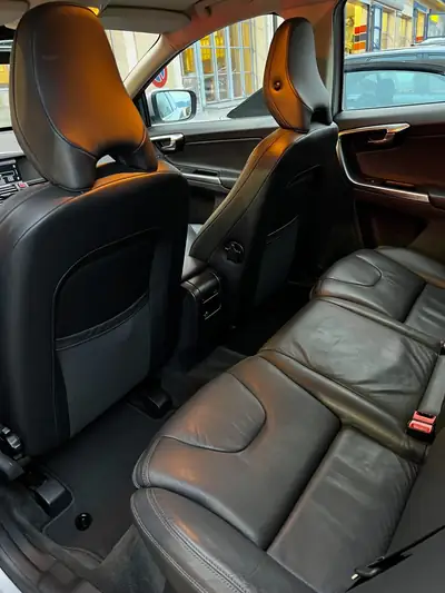 Volvo XC60 D5 AWD Momentum — SUV premium diesel, distribution neuve, entretien suivi — Miniature 13