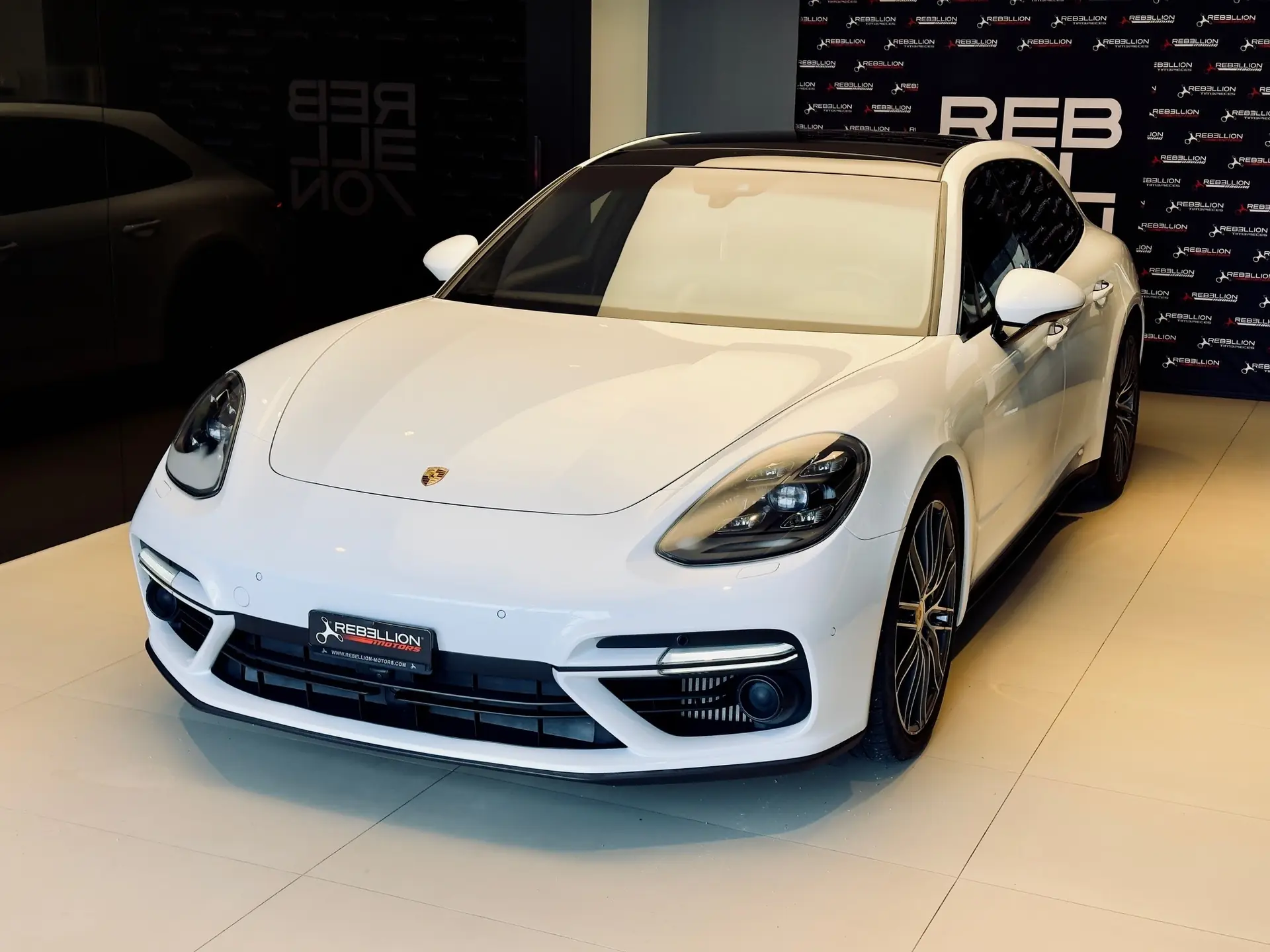 Porsche Panamera Turbo Sport Turismo — Berline de luxe 549 ch, traction intégrale
